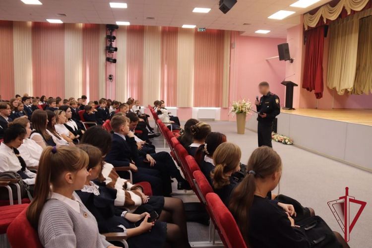 Сотрудники и военнослужащие Росгвардии напоминают забайкальским школьникам правила безопасности