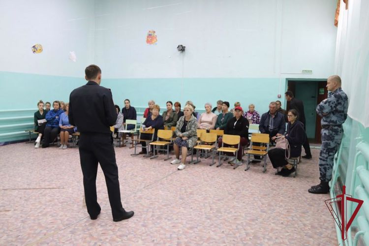 Урок безопасности для учителей школы в селе Новая Кука провели представители Росгвардии