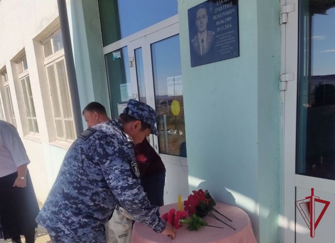 Памятную доску сотруднику Росгвардии открыли в селе Гунэй Агинского района