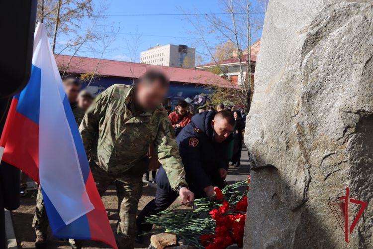 Сотрудники Росгвардии приняли участие в открытии памятника забайкальцам, погибшим при исполнении воинского и служебного долга на СВО 