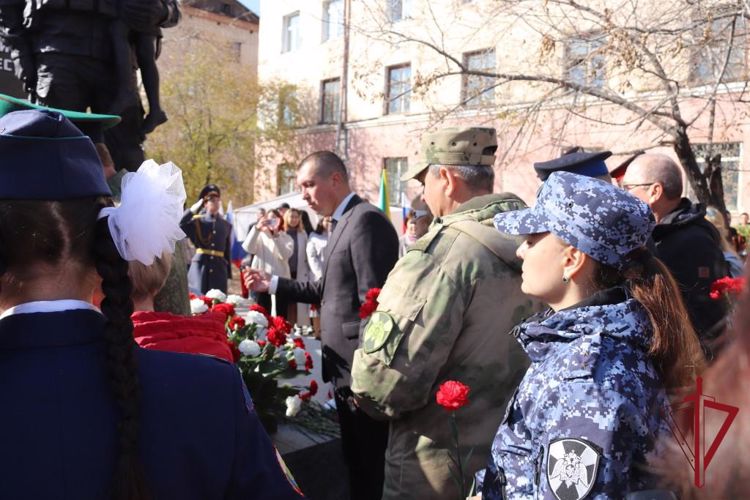 В Чите военнослужащие и сотрудники Росгвардии приняли участие в открытии мемориала героям специальной военной операции