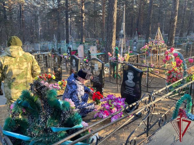 В Чите военнослужащие и сотрудники Росгвардии почтили память сотрудников органов внутренних дел, погибших при исполнении служебного долга