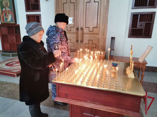 В Чите военнослужащие и сотрудники Росгвардии почтили память сотрудников органов внутренних дел, погибших при исполнении служебного долга