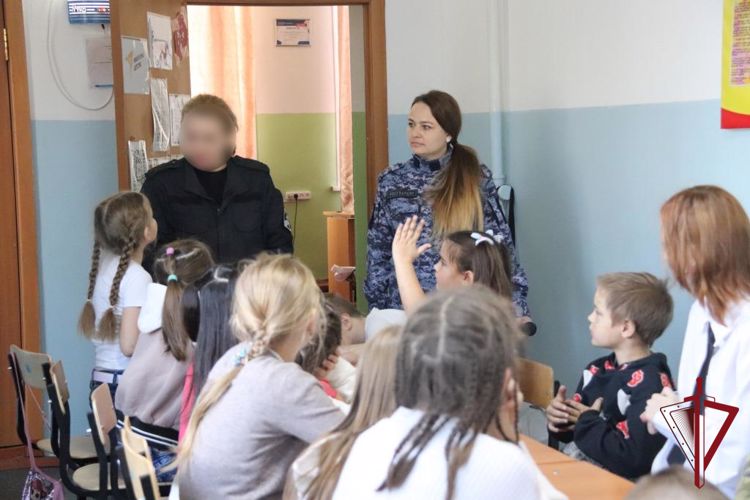 Росгвардейцы рассказали читинским школьникам о значении Дня народного единства 