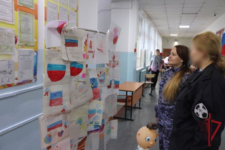 Росгвардейцы рассказали читинским школьникам о значении Дня народного единства 