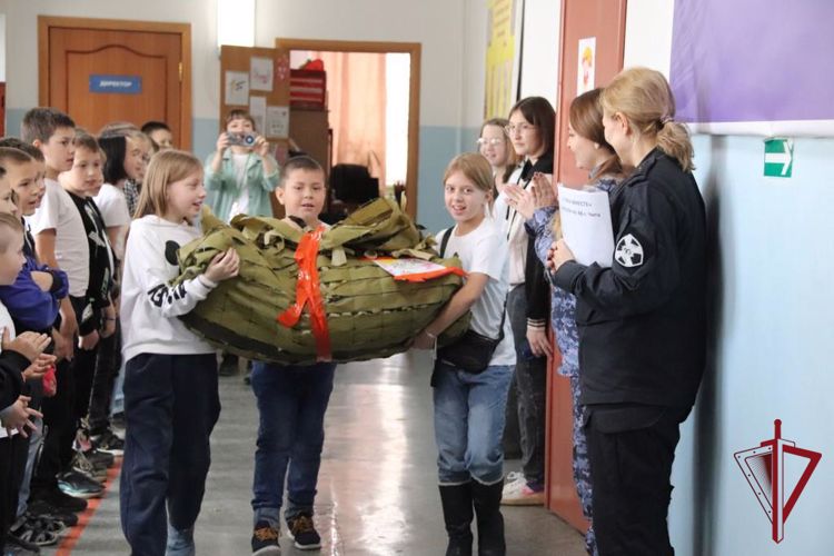 Росгвардейцы рассказали читинским школьникам о значении Дня народного единства 