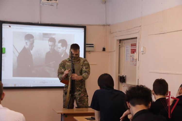 Сотрудники и военнослужащие Росгвардии рассказали читинским школьникам о Михаиле Калашникове