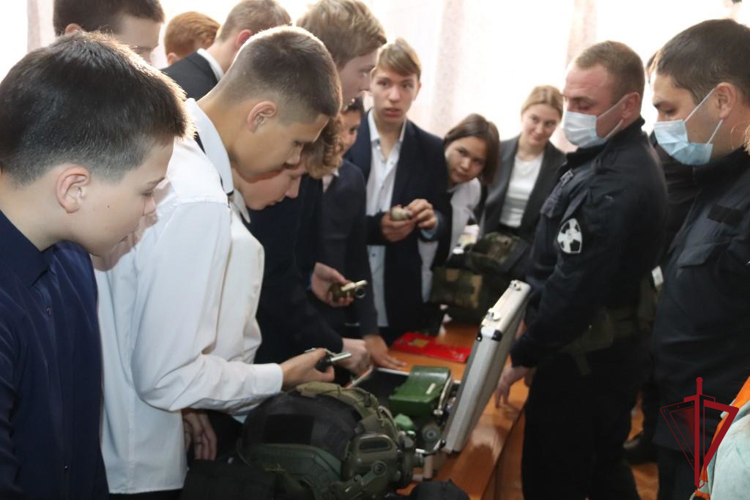 Сотрудники ОМОНа на транспорте поговорили с читинскими школьниками о патриотизме