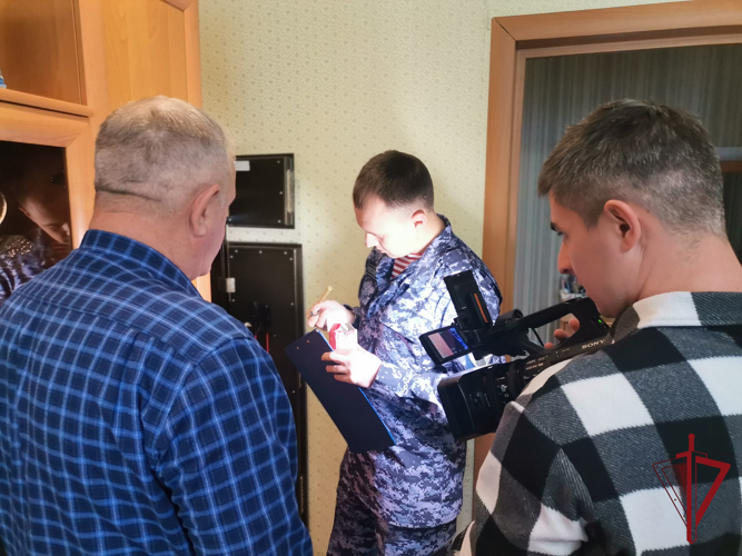 Съемочная группа РТК «Забайкалье» познакомилась с деятельностью Центра лицензионно-разрешительной работы Росгвардии