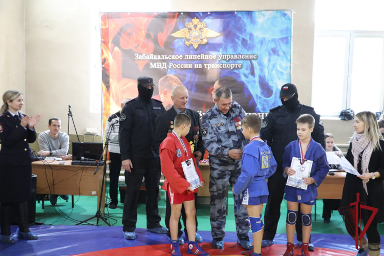 В Чите прошел турнир по самбо, посвященный юбилею ОМОНа на транспорте Управления Росгвардии по Забайкальскому краю