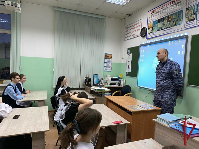 В Чите военнослужащий Росгвардии рассказал выпускникам о ведомственных вузах