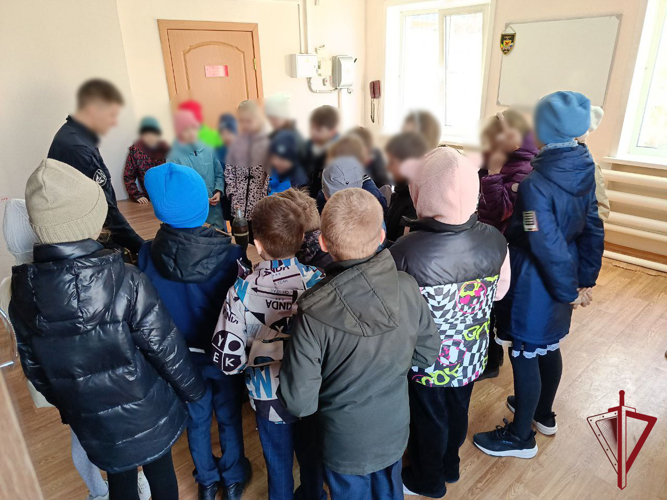 Читинские школьники побывали в гостях у подразделения ОМОН «Коршун» 