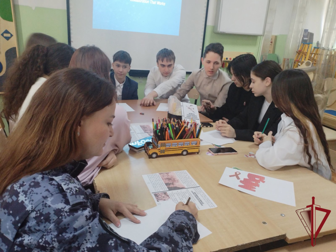 В Чите военнослужащая Росгвардии провела урок мужества для школьников