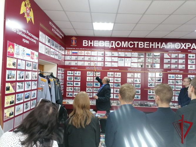 Читинским старшеклассникам рассказали о службе сотрудников вневедомственной охраны