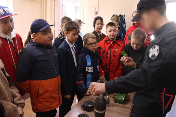 В Чите школьники побывали в гостях у спецназа Росгвардии