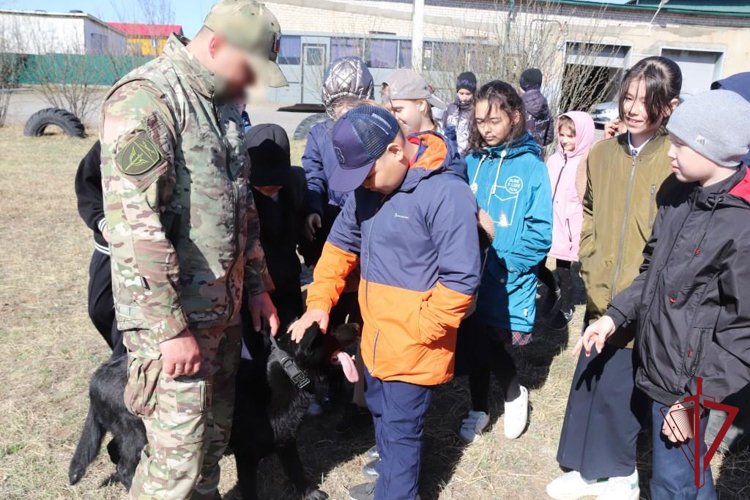 В Чите школьники побывали в гостях у спецназа Росгвардии