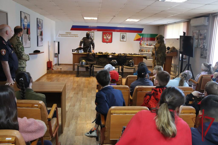 В Чите школьники побывали в гостях у спецназа Росгвардии