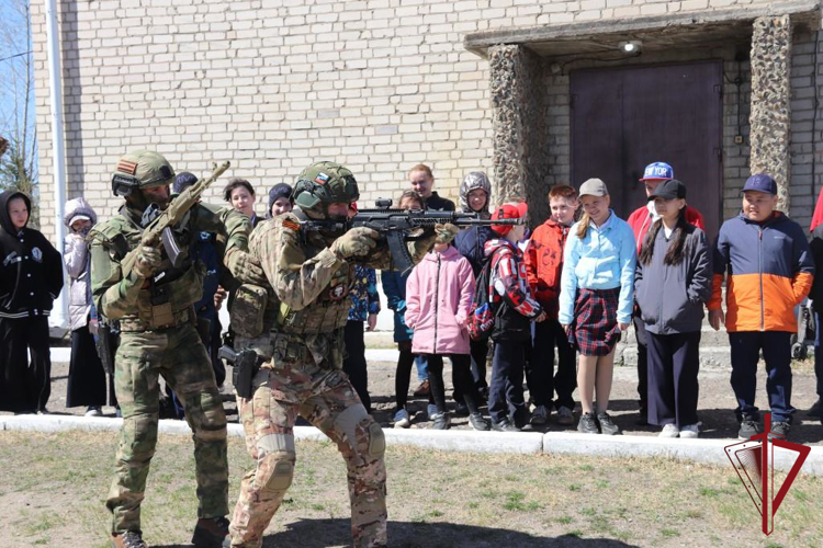 В Чите школьники побывали в гостях у спецназа Росгвардии
