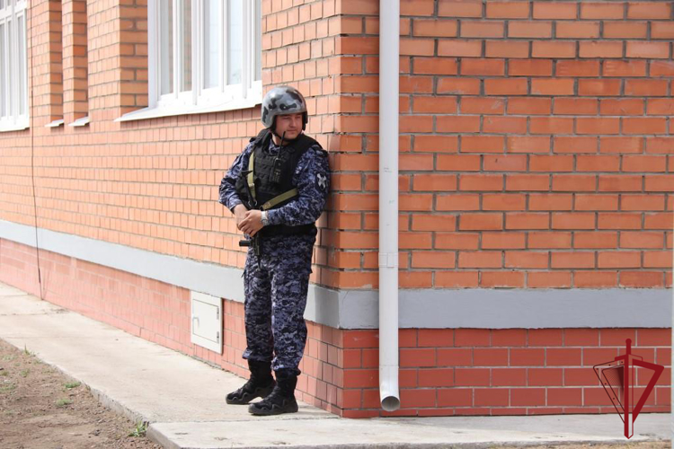 Сотрудники Росгвардии приняли участие в учениях по безопасности на базе читинской школы 