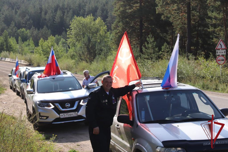 В Чите ветераны Росгвардии приняли участие в автопробеге, посвященном Дню Государственного флага