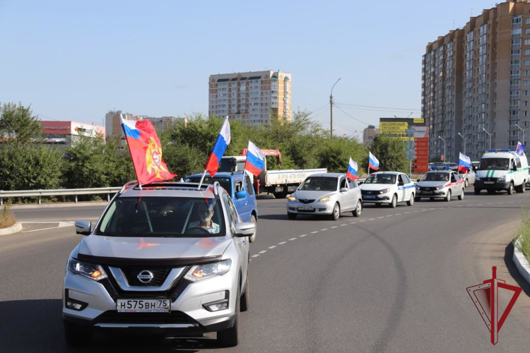В Чите ветераны Росгвардии приняли участие в автопробеге, посвященном Дню Государственного флага