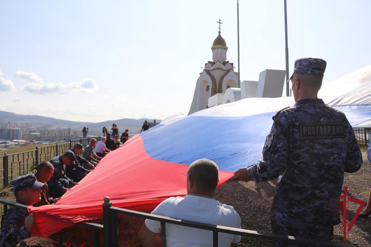 В Чите ветераны Росгвардии приняли участие в автопробеге, посвященном Дню Государственного флага