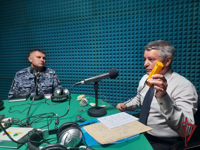 Ветеран Росгвардии рассказал радиослушателям о приборах, с помощью которых охранялись квартиры в разные годы
