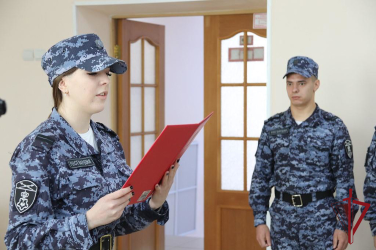 В Управлении вневедомственной охраны по Забайкальскому краю молодые сотрудники приняли присягу