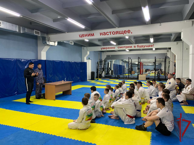 Воспитанники спортивного клуба в Чите узнали, как действовать при обнаружении подозрительных предметов