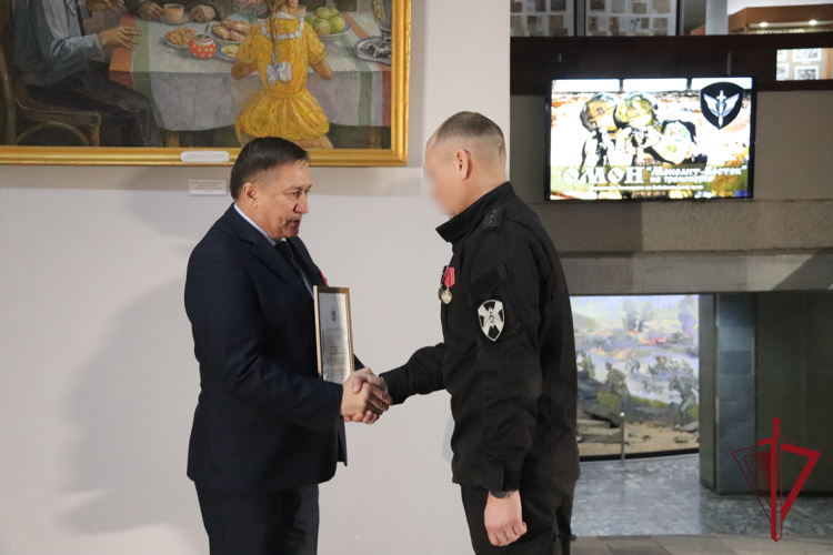 Сотрудники  ОМОН «Монолит-Восток» (на транспорте) получили награды за участие в СВО