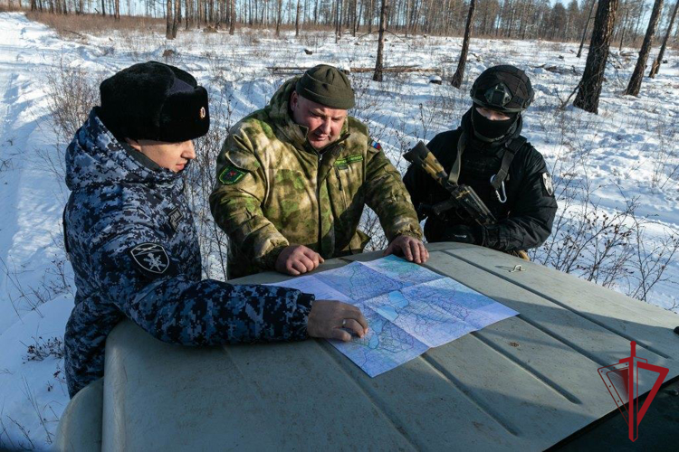 Сотрудники Росгвардии напоминают владельцам оружия об его запрете на особо охраняемых природных территориях