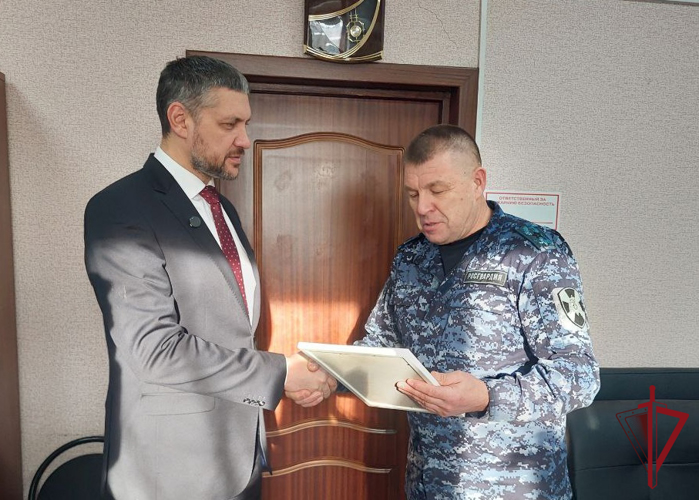 Губернатор Забайкальского края передал личные ружья на СВО