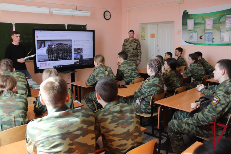 В Чите военнослужащие Росгвардии провели профориентационное занятие со старшеклассниками 