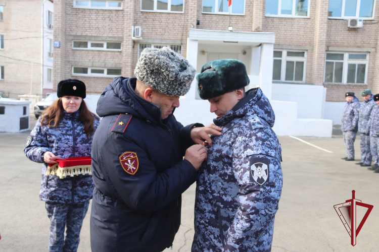 Сотрудники и военнослужащие Росгвардии отмечают профессиональный праздник