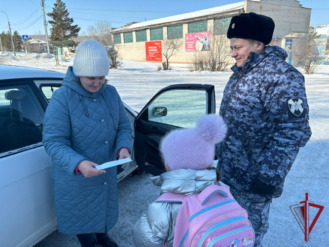В Первомайске школьники, росгвардейцы и полицейские провели профилактическую акцию на дороге