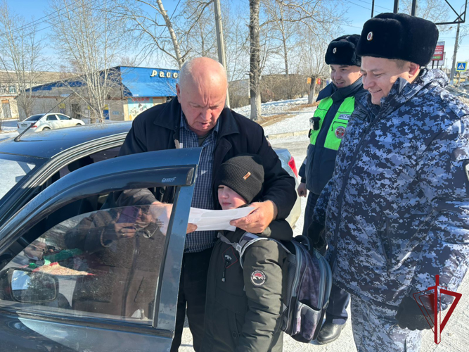 В Первомайске школьники, росгвардейцы и полицейские провели профилактическую акцию на дороге