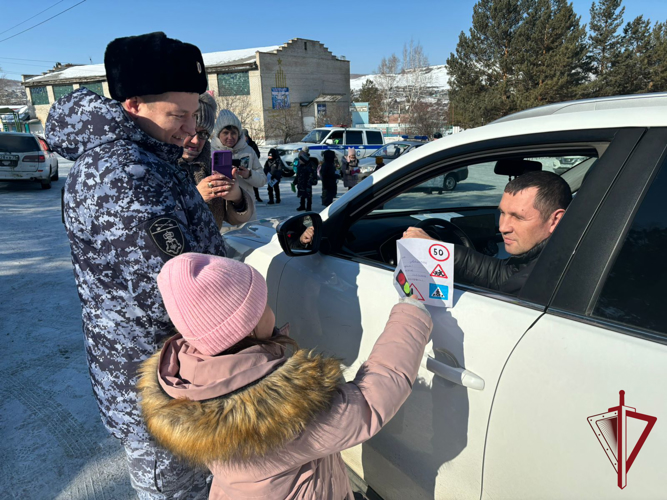 В Первомайске школьники, росгвардейцы и полицейские провели профилактическую акцию на дороге