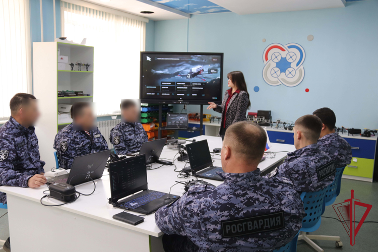 Сотрудники Росгвардии  и Технопарка Забайкальского края осваивают отечественный симулятор полетов БПЛА