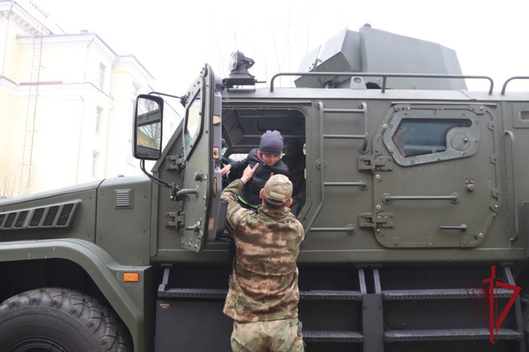 В Чите сотрудники Росгвардии приняли участие в студенческом фестивале, посвященном Дню Победы