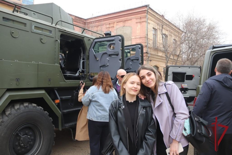 В Чите сотрудники Росгвардии приняли участие в студенческом фестивале, посвященном Дню Победы