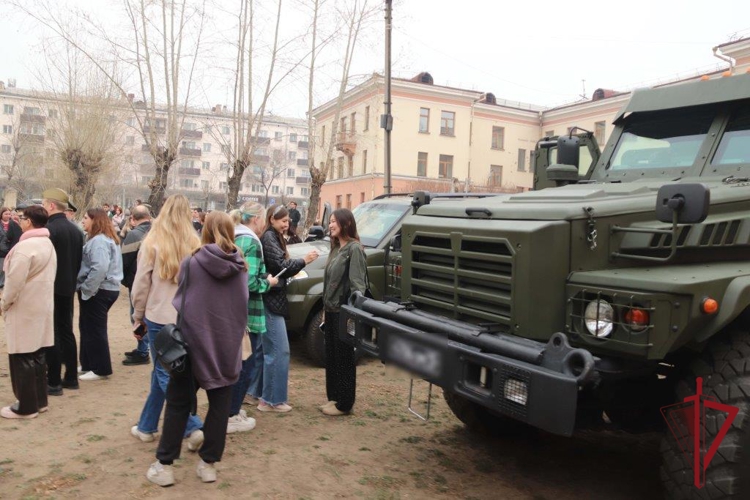В Чите сотрудники Росгвардии приняли участие в студенческом фестивале, посвященном Дню Победы