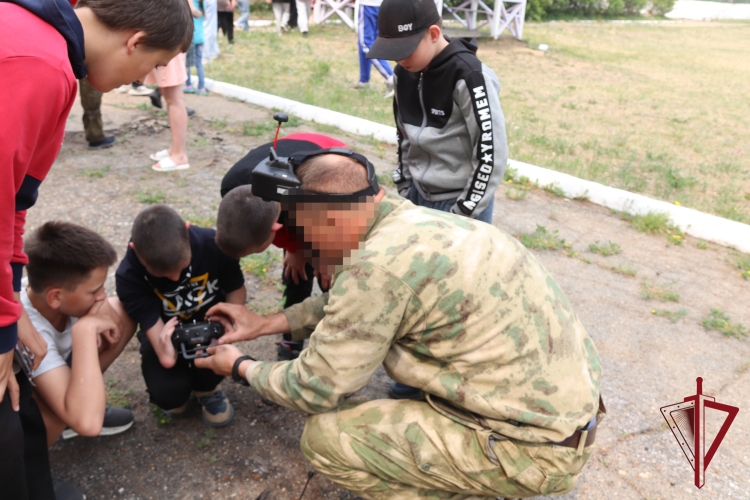 Военнослужащие Росгвардии провели лекцию по безопасности в центре «Спасатель»