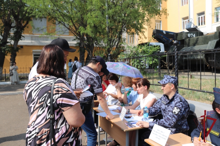 Сотрудники вневедомственной охраны пригласили забайкальцев на службу на ярмарке вакансий