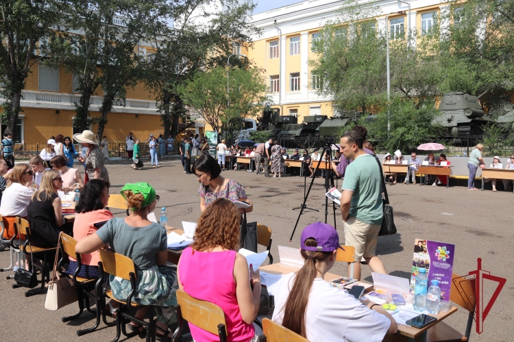 Сотрудники вневедомственной охраны пригласили забайкальцев на службу на ярмарке вакансий