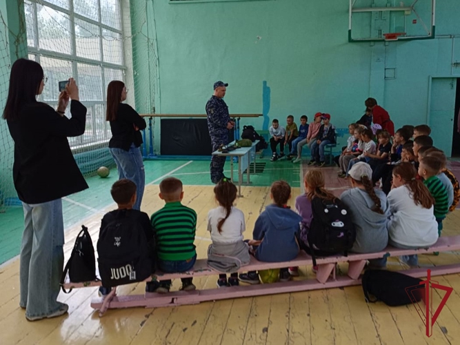 В Краснокаменске сотрудники вневедомственной охраны провели для детей урок мужества
