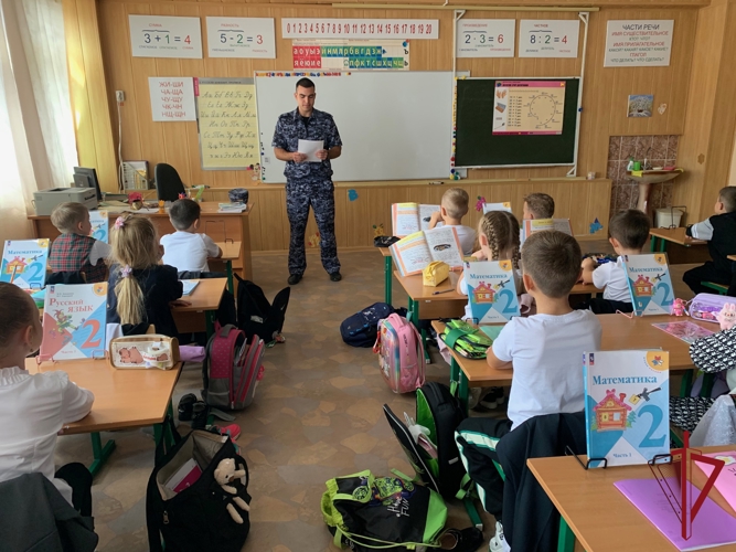Сотрудники вневедомственной охраны провели уроки безопасности для школьников