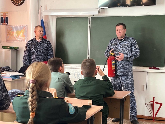 Ученики подшефного класса Росгвардии узнали о правилах пожарной безопасности