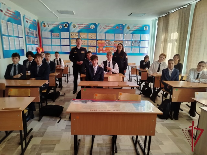 Росгвардейцы поговорили о важном с восьмиклассниками читинской школы