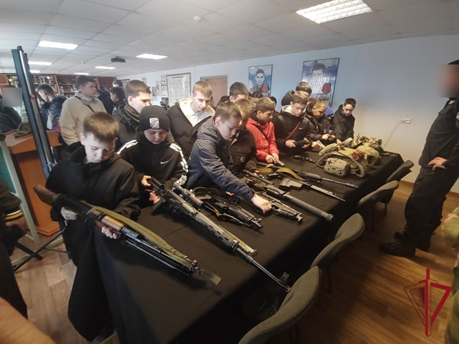 Юные боксёры познакомились со службой в ОМОНе