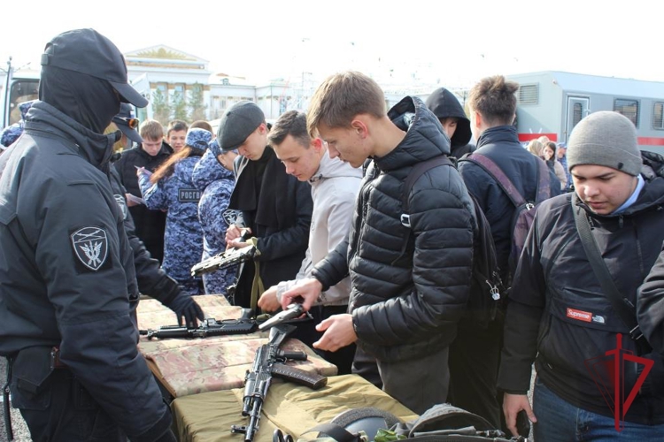 В Чите сотрудники Росгвардии приняли участие в профориентационном мероприятии для школьников